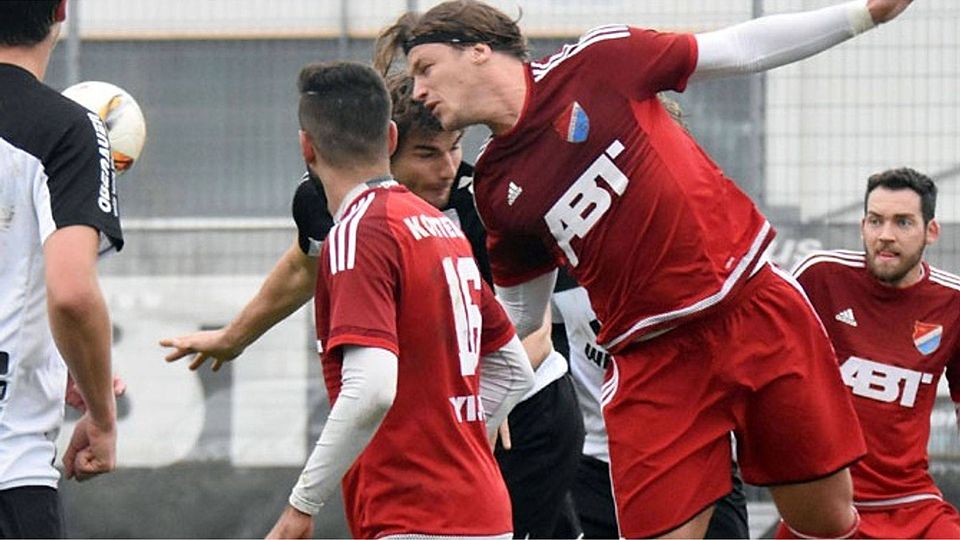 Vergangene Saison köpfte Andreas Hindelang den Ball noch für den TSV Kottern Richtung Tor, nach einem Kurzgastspiel in Österreich wechselt er nun zum 1. FC Sonthofen.  F.: Walter Brugger