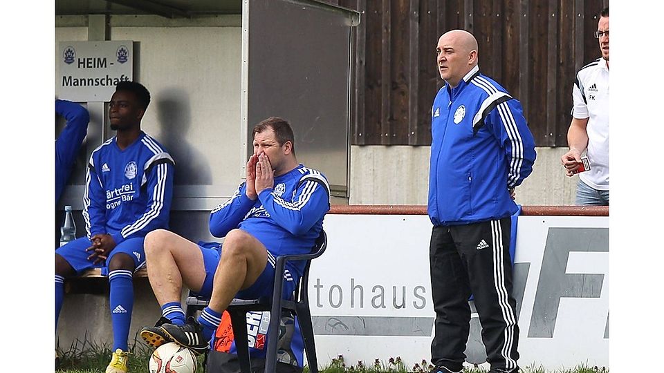 Hier sitzt er noch - den Ball hat er aber schon am Fuß: Thomas Foth brachte sich nach 75 Minuten selbst. F: Zink