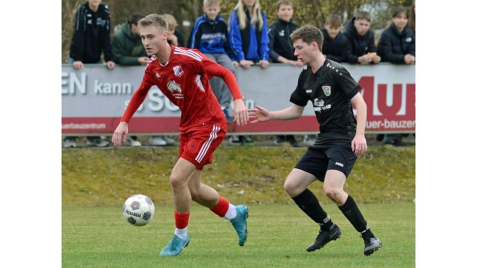 Zukünftig im WSV-Trikot: Tom Simml (l.) wird von Berglerns Maximilian Buchner verfolgt.