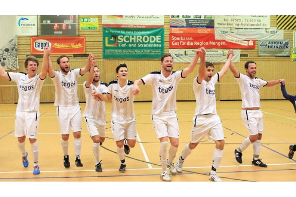 Der FC Ostrach feiert den Sieg bei den Kreismeisterschaften gebührend. Foto: Karl-Heinz Bodon