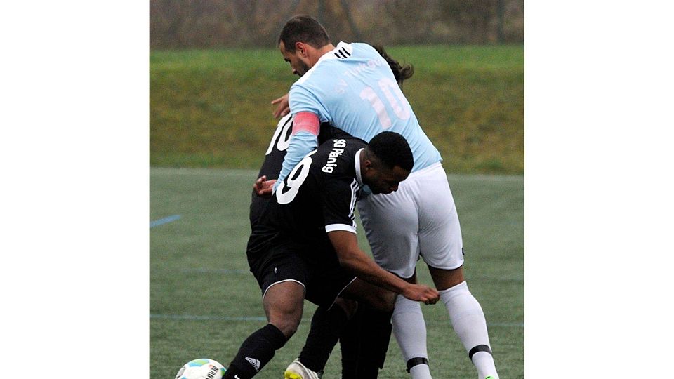 Alles im Griff:  Ippesheims Siegtorschütze Ekrem Emirosmanoglu ist im Derby auch von zwei Planiger Gegenspielern nicht zu bremsen. Foto: Heidi Sturm