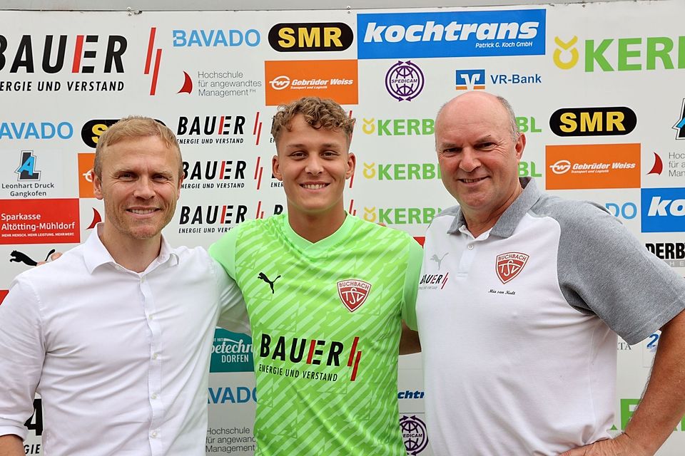 Sportlicher Leiter Andreas Bichlmaier (links) und Abteilungsleiter Georg Hanslmaier (rechts) heißen Keeper Marcel Brinkmann willkommen