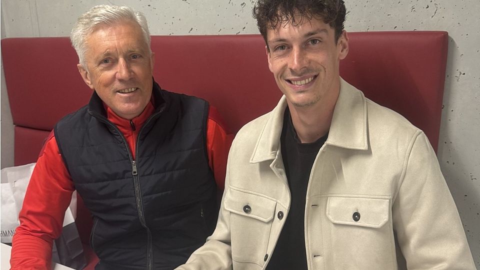 Esad Kahric (links) präsentiert Luis Pfaumann als nächsten Neuzugang des FC Memmingen.