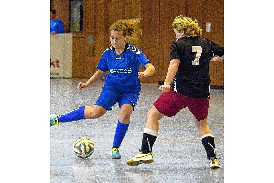 Duell um Bronze: Sabrina Riesel (li.) vom gastgebenden SH-Ligisten VfL Oldesloe und  Melanie Benn vom SV Meddewade trafen im kleinen Finale des 19. Hans-Hermann-Lienau-Cup aufeinander, das Außenseiter SVM letztlich deutlich mit 6:1 für sich entschied.  Foto: nie