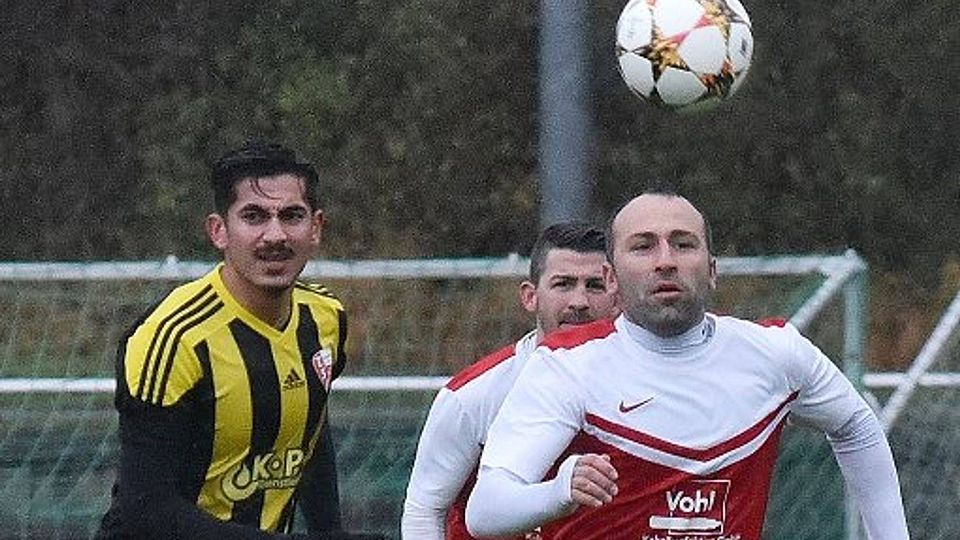 Ein Mann für besondere Fälle:  der Torjäger Bernd Eckhardt (rechts). Günter E. Bergmann
