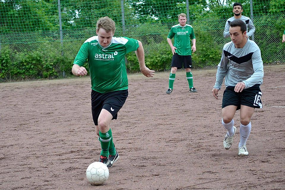 Der TuS Haste (links) spielt gegen den SV Rasensport, der SV Roj trifft auf den SV Kosova.