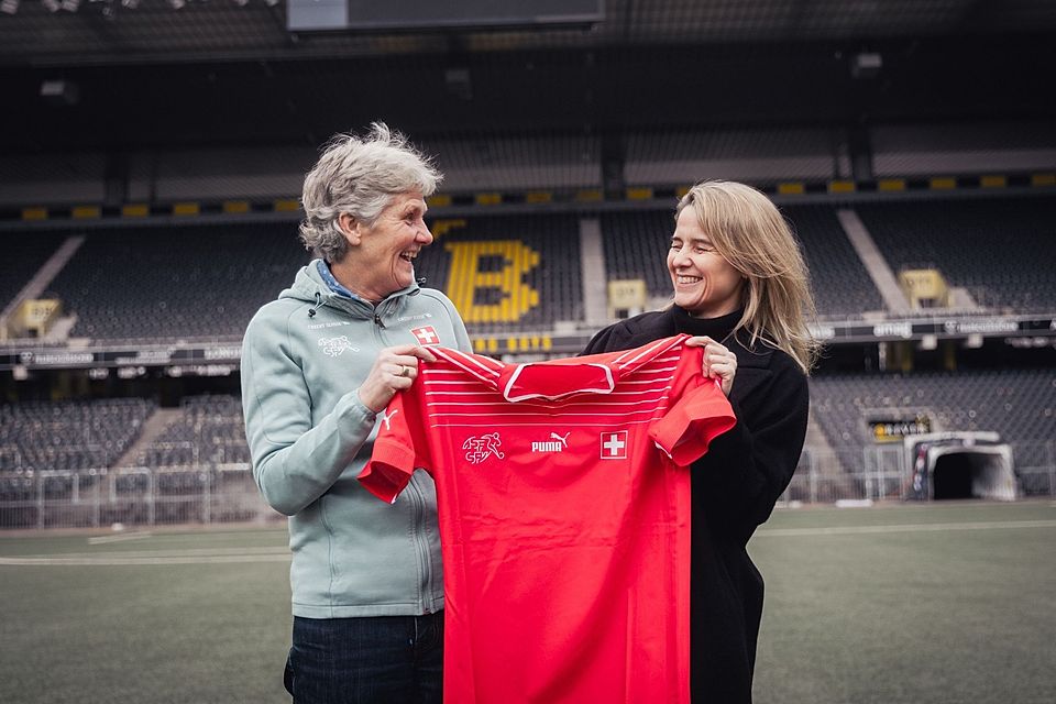 Freuen sich auf Zusammenarbeit: Pia Sundhage (l.) und Frauenfussball-Direktorin Marion Daube.