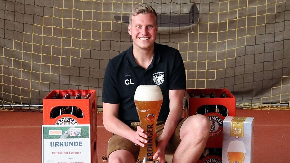 Christian Lorenz mit den Bierkästen und einem großen Weißbierglas in der Hand.