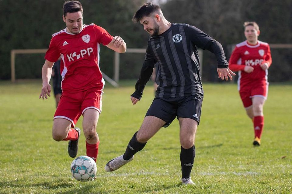 Bünyamin Cephaneci (VfR Bürstadt, rechts) setzt den 3:0-Schlusspunkt gegen den SV Winterkasten (Sebastian Kredel).