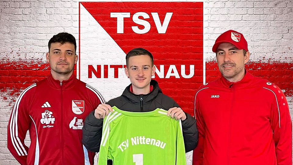 Neu-Torwart Luca Huttner (Mitte) mit den Verantwortlichen Michael Neudecker (links) und Michael Schmid.