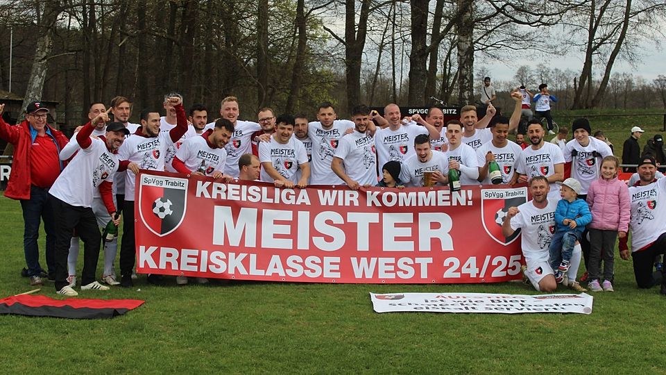 "Es ist vollbracht!" Die SpVgg Trabitz grüßt als Meister der Kreisklasse West und Aufsteiger in die Kreisliga.