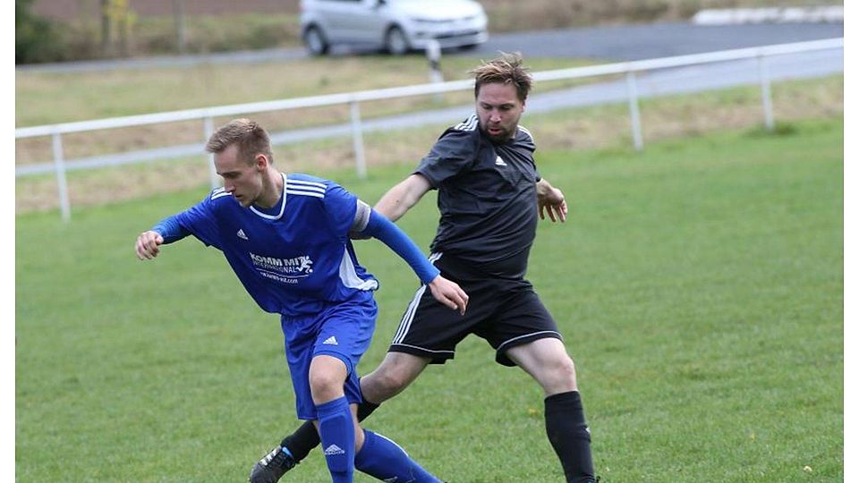 Auf die Spieler der SG Steinberg/Glashütten (hier mit Philipp Franz; rechts) und SG Nieder-Mockstadt/Stammheim II wartet eine spannende A-Liga-Saison mit bis zu sechs Absteigern. 	Foto: sen/Archiv