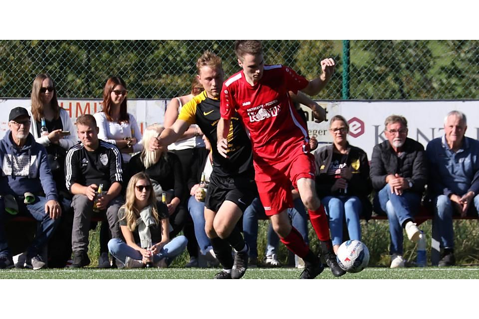     Hörlen/Lixfeld's Jakob Weigel (right) beats Bottenhorn's Fabian Stuss to win 2-0 for SG.  © Jens Schmidt 