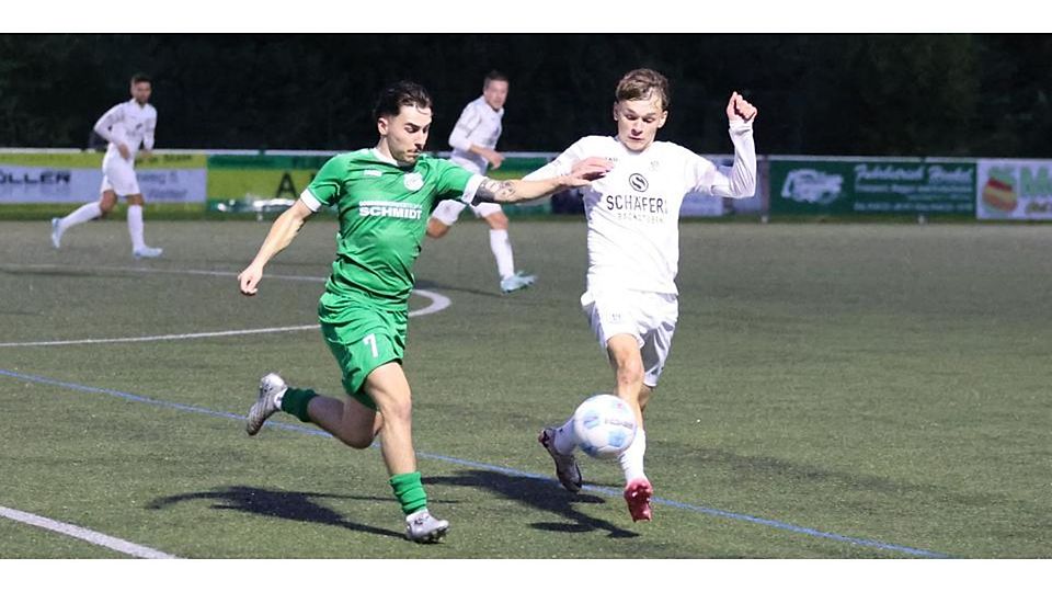 Biedenkopf will seinen Lauf gegen Kilian Hainers (rechts) Ex-Club SF/BG Marburg fortsetzen. Auch Alessandro Gamma und der VfB Wetter haben nach dem 1:3 gegen den VfL stark performt und sind bei Schlusslicht MTV Gießen favorisiert. Biedenkopf will seinen Lauf gegen Kilian Hainers (rechts) Ex-Club SF/BG Marburg fortsetzen. Auch Alessandro Gamma und der VfB Wetter haben nach dem 1:3 gegen den VfL stark performt und sind bei Schlusslicht MTV Gießen favorisiert. © Jens Schmidt