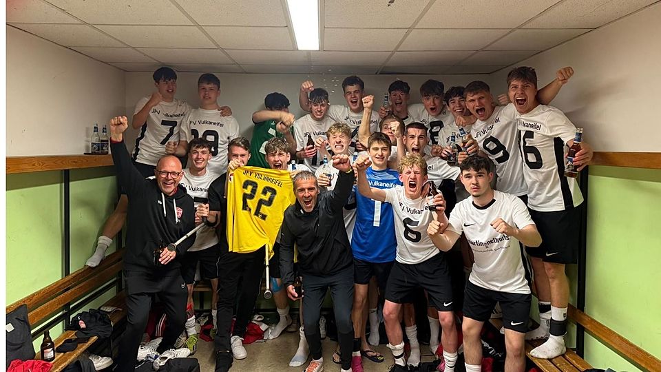 So jubelten die A-Junioren des JFV Vulkaneifel nach dem Halbfinalcoup gegen Eintracht Trier. Nun will das Team von Trainer Uwe Schüller (unten, Mitte) mit Rot-Weiß Koblenz einen weiteren Favoriten aufs Kreuz legen.