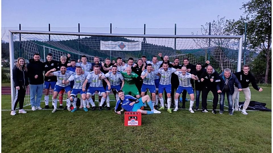 Riesenjubel beim TSV Grafenau: Das 2:1 in Ruhmannsfelden reicht dank Osterhofen-Schützenhilfe gegen den TSV Regen zum Klassenerhalt!