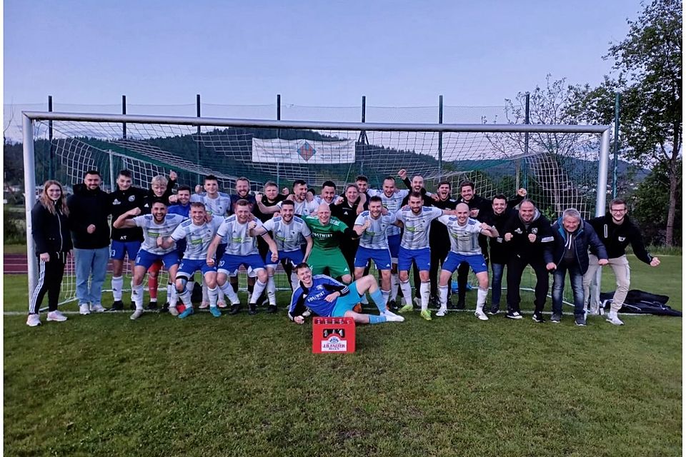 Riesenjubel beim TSV Grafenau: Das 2:1 in Ruhmannsfelden reicht dank Osterhofen-Schützenhilfe gegen den TSV Regen zum Klassenerhalt!