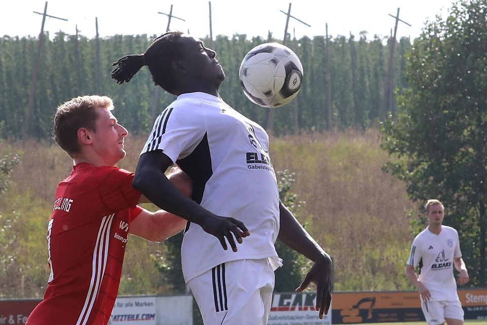 Voller Einsatz: Zollings Jonas Busch versucht, den Paunzhausener Yakhya Diop zu stoppen. Letztgenannter erzielte den dritten von vier Treffern für die überlegenen Hausherren.