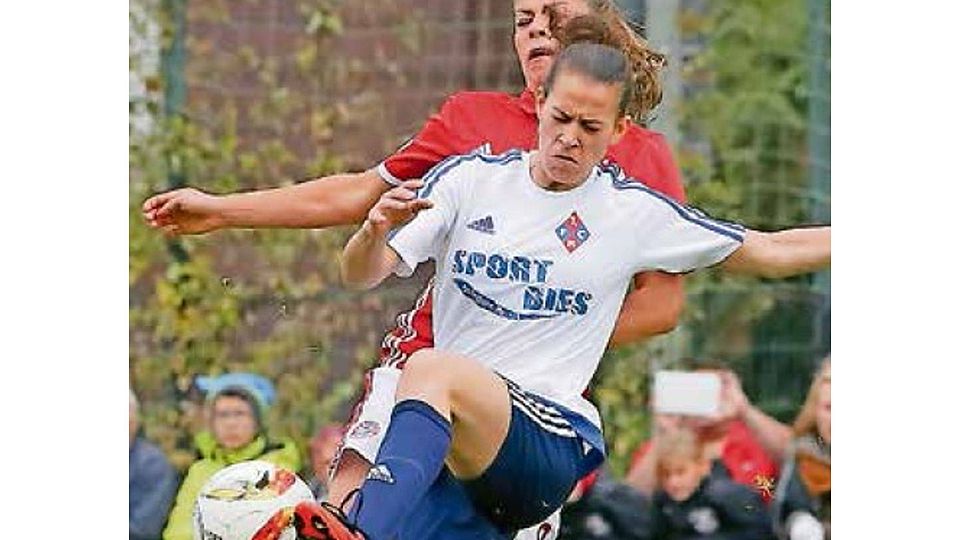 Im Clinch mit einer Olympiasiegerin! Sophie Quatrana (vorne) vom FC Riegelsberg duelliert sich im Pokalhit mit Melanie Leupolz vom amtierenden Deutschen Meister Bayern München. Foto: Schlichter