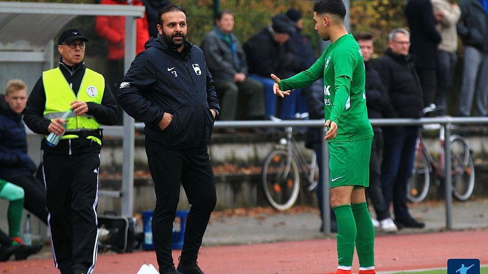 Trainer Tuncer Köken im Gespräch mit Angreifer Ayoub Hartit im Spiel gegen Nierstein