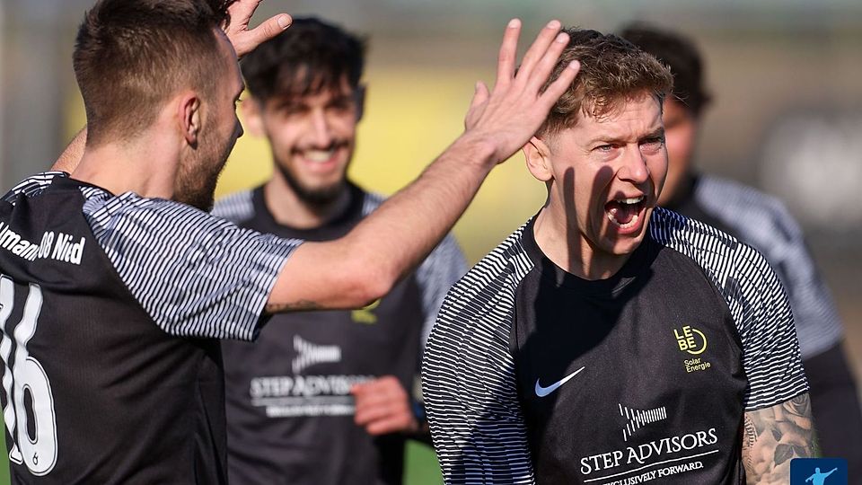 Der FV Alemannia Nied um Verteidiger Daniel Niebling (rechts) bejubelt einen Treffer gegen FC Bierstadt in der abgelaufenen Saison. Wie schneidet die Alemannia in der kommenden Saison ab?