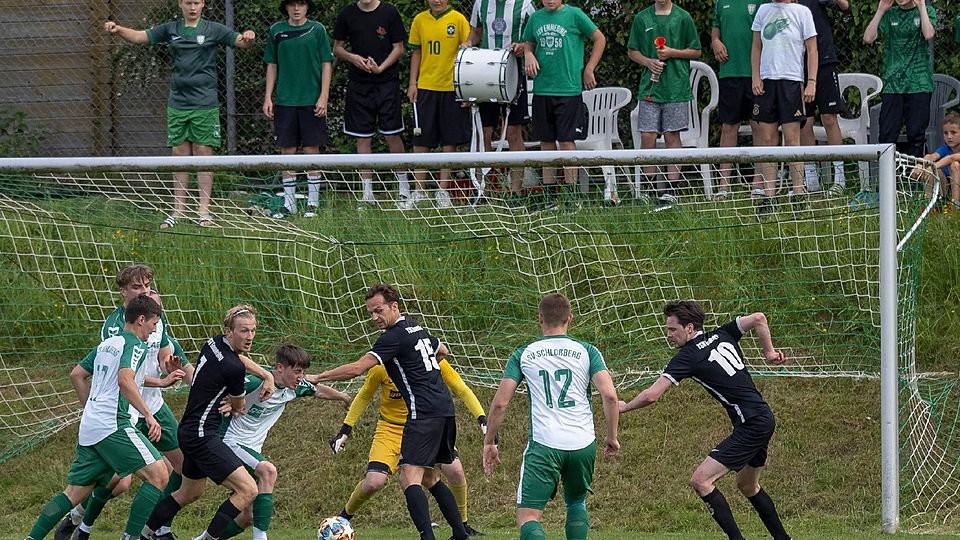 Wie vernagelt kam den Emmeringer Kickern (schwarz, v.l.) Christian Breu, Thomas Köck, Marinus Riedl und ihrer jungen Fankurve in Grün und Weiß bisweilen das Schloßberger Gehäuse vor.