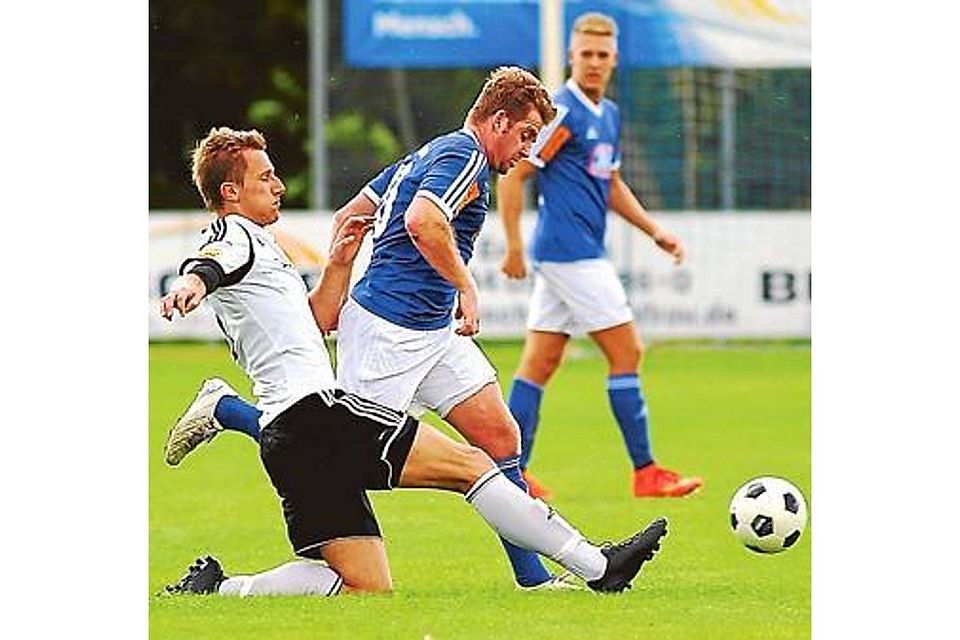 Nicht zu stoppen  waren  im Hinspiel die Jeddeloher (Malte Müller, blaues Trikots) vom SC Spelle-Venhaus. Die Ammerländer gewannen deutlich  mit 4:0. Volkhard Patten