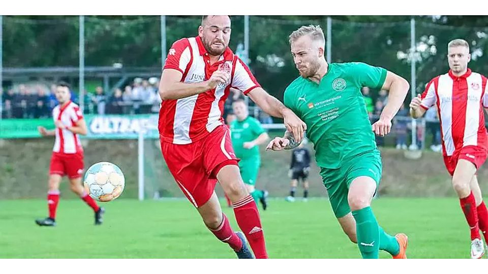 Als heißestes Derby der A-Liga gilt das zwischen Endbach/Günterod (rechts Nils Ellenfeld) und Hartenrod (links Hendrik Schmidt). Im Pokalspiel waren die Grünen die Glücklicheren. Beiderseits freut man sich auf ein Wiedersehen am 5. November in Hartenrod.  © Lars Hinter