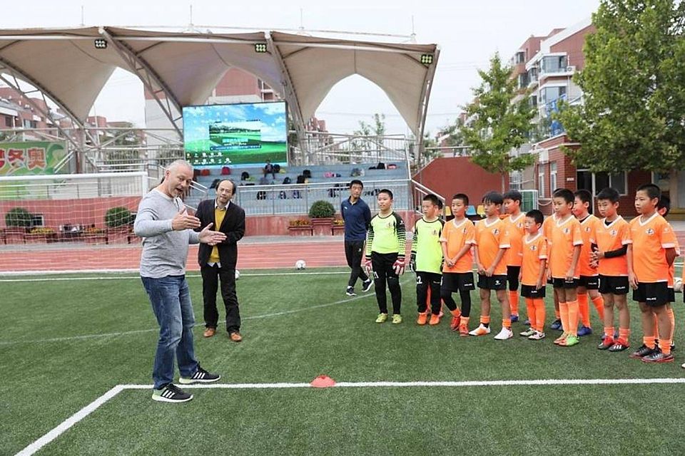 Der Ranstädter Joachim Weis sammelte viel Erfahrung und gibt sie gerne weiter: Hier in einem Fußballcamp in einer chinesischen Hochschule.	Foto: privat