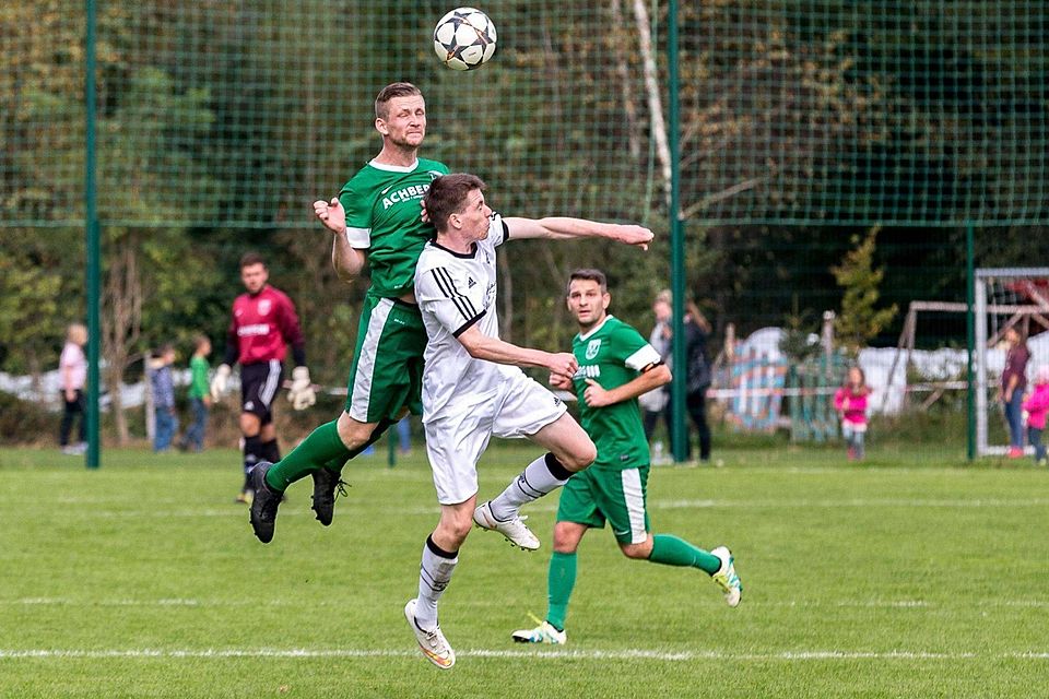 Behält im Derby gegen die SpVgg Lindau mit 4:0 die Oberhand: der SV Achberg mit Kevin Bosio beim Kopfball (links). Christian Flemming