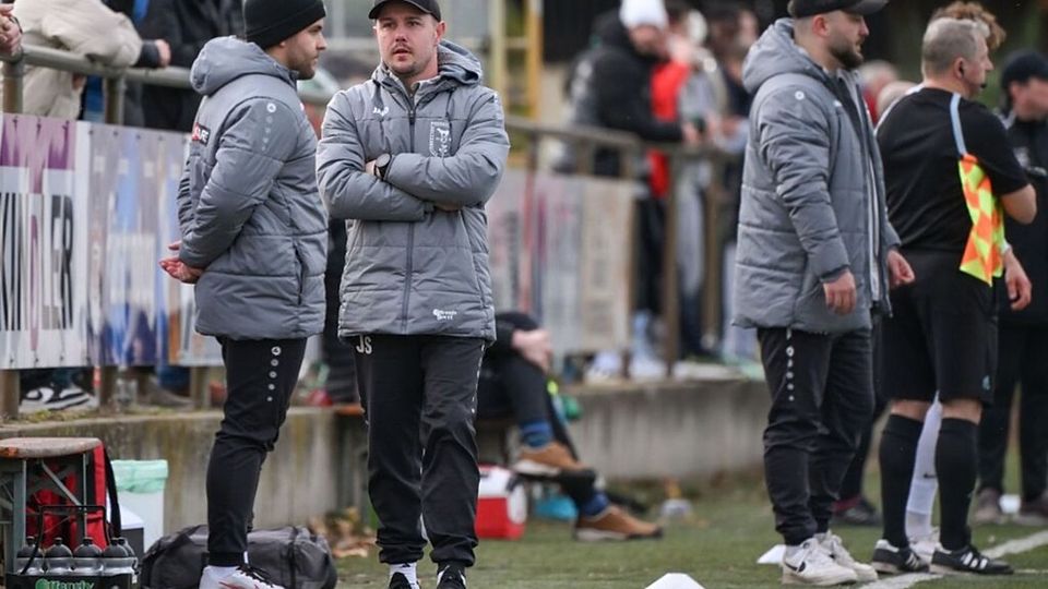 Cheftrainer Julian Sutter (Mitte) übergibt beim FC Wolfenweiler-Schallstadt seinem Nachfolger Raphael Heitzler (rechts an der Seitenlinie) ein bestelltes Feld.