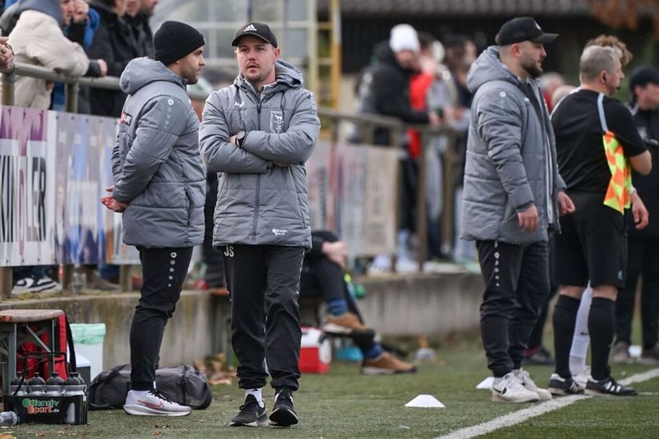 Cheftrainer Julian Sutter (Mitte) übergibt beim FC Wolfenweiler-Schallstadt seinem Nachfolger Raphael Heitzler (rechts an der Seitenlinie) ein bestelltes Feld.