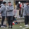 Cheftrainer Julian Sutter (Mitte) übergibt beim FC Wolfenweiler-Schallstadt seinem Nachfolger Raphael Heitzler (rechts an der Seitenlinie) ein bestelltes Feld.