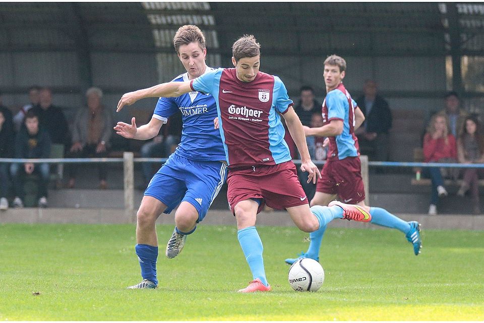 Eric Bruns, hier im Duell mit Altenlingens Kapitän Johannes Thien, brachte sein Team beim 3:0 auf die Siegerstraße.
