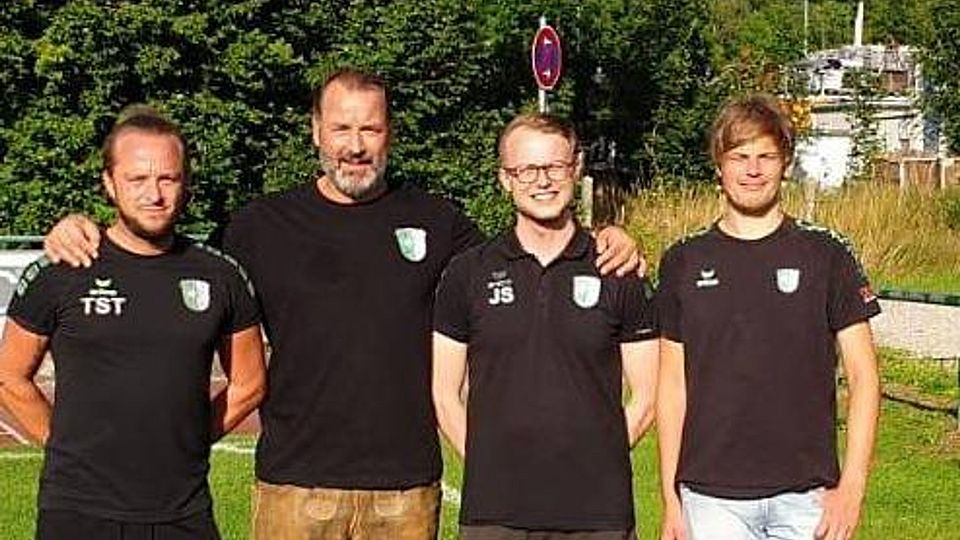 Gehen zuversichtlich in die Saison (v. l.): die Isener Fußballchefs Tobias Stangl und Manfred Grosse sowie die Spielertrainer Julius Schweiger und Tiemo Wennrich.