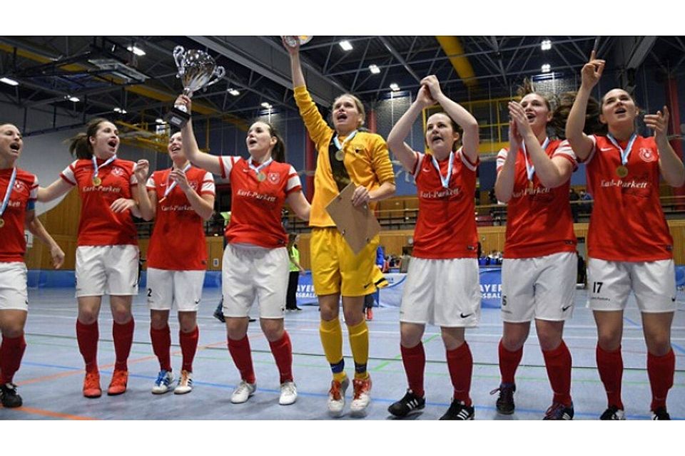 Die Damen des SV Frauenbiburg feiern den Titelgewinn bei der Bayerischen Hallenmeisterschaft in Amberg. F.:BFV