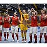 Die Damen des SV Frauenbiburg feiern den Titelgewinn bei der Bayerischen Hallenmeisterschaft in Amberg. F.:BFV