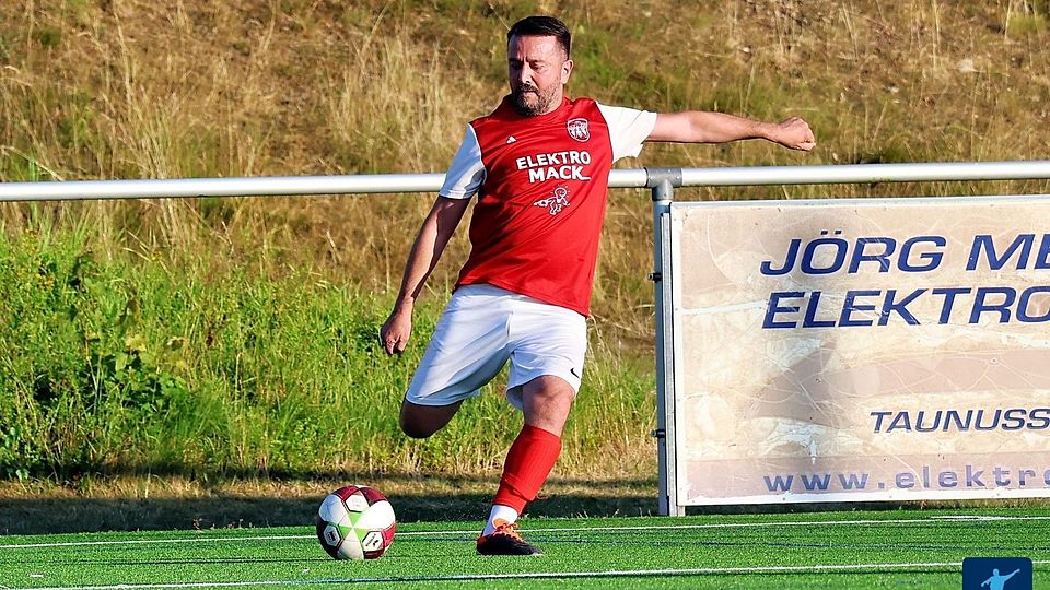 Mustafa Aktan prägt auch mit fast 50 Jahren noch das Spiel - im Duell mit Geisenheim wurde er zum Matchwinner und verwandelte einen Freistoß direkt.