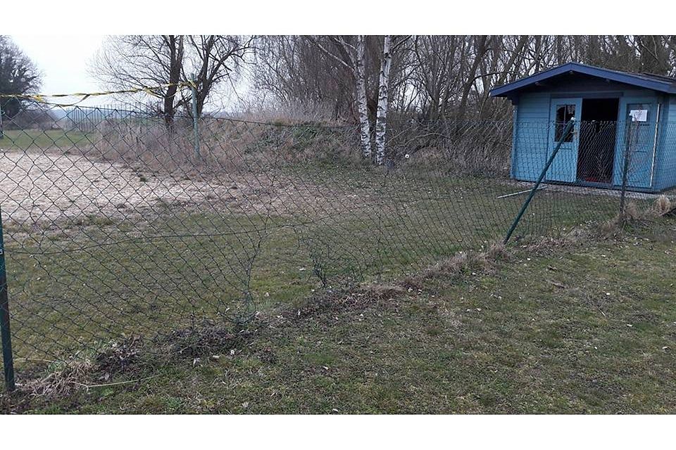 Zaun aufgerissen, Scheibe eingeschlagen, Tür aufgebrochen: Beim SV Altlüdersdorf wurde in der Nacht zu Donnerstag randaliert. Foto: Verein