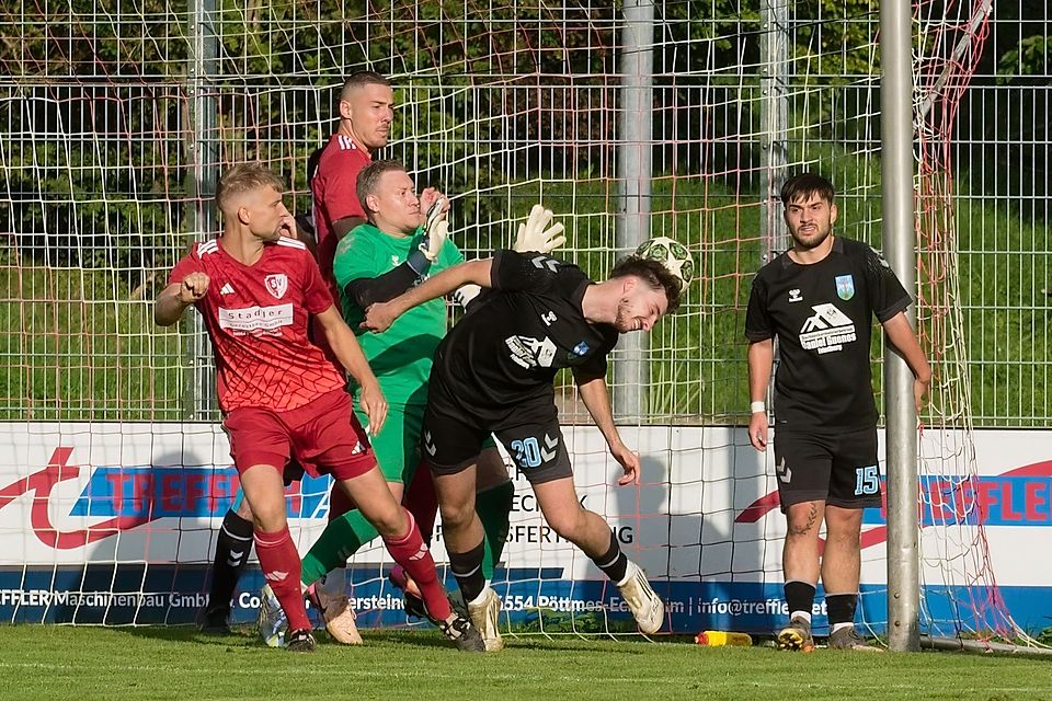 Beim Stand von 1:1 unterlief Friedbergs Maximilian Claßen (Nummer 20) gegen den SV Echsheim-Reicherstein ein Eigentor.