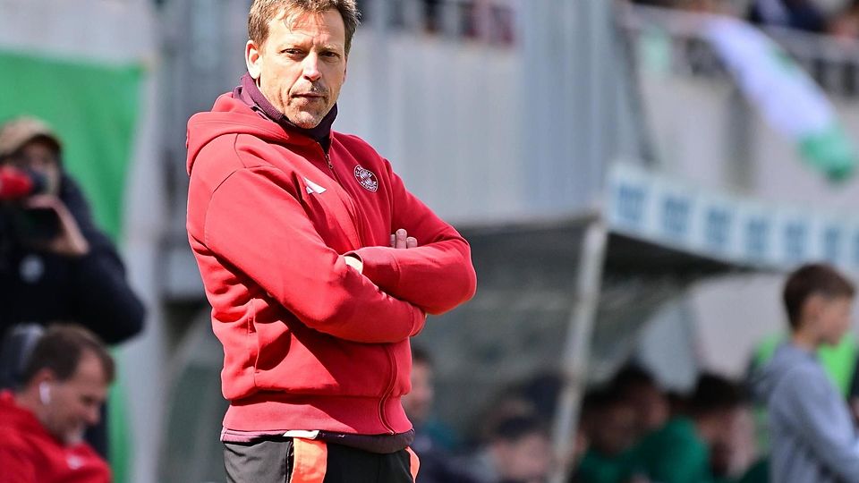 Alle Hände voll zu tun haben: dürfte Holger Seitz. Mit vielen neuen - und alten - Gesichtern startete die U23 des FC Bayern in die Testspiel-Zeit.