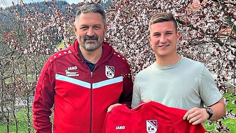 Waldkirchens Fußballchef Gundolf Hain (li.) mit Neuzugang Joseph Breinbauer