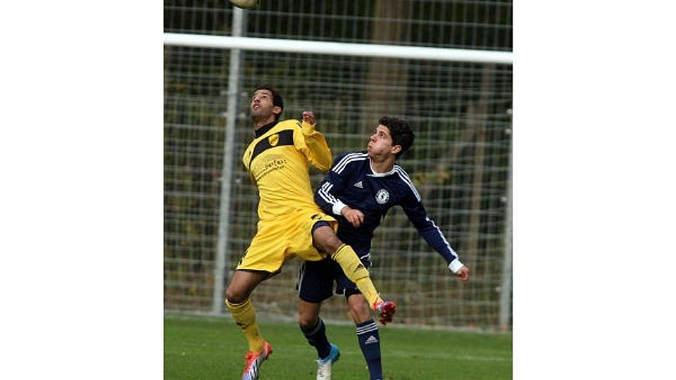 Zwei Tore erzielte Aimen Gabteni (links) beim 3:0 der Spicher gegen den FC Blau-Weiß Friesdorf. Foto: Wolfgang Henry