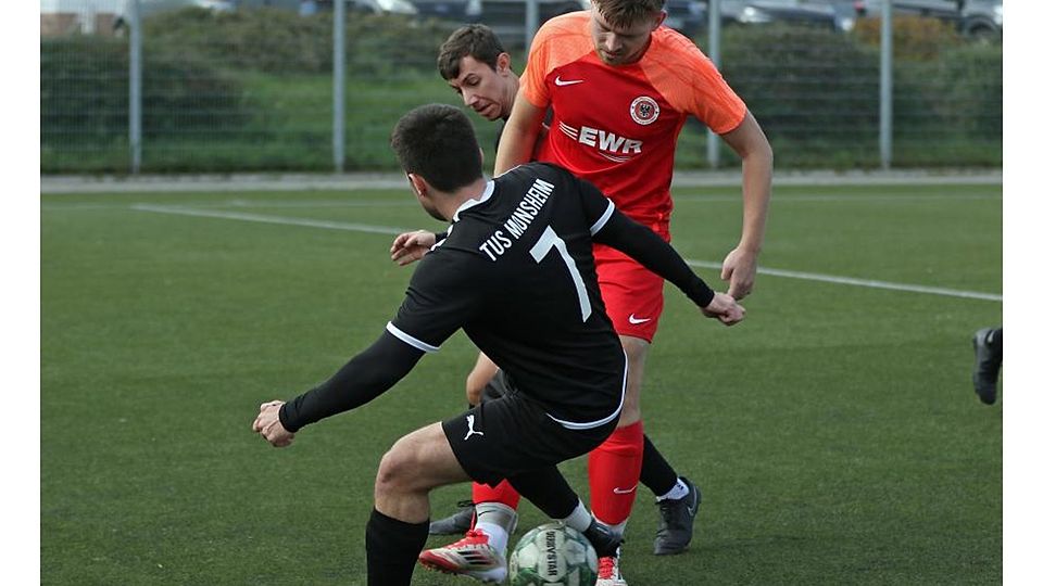 Cedric Görgner (vorne, TuS Monsheim) vom A-Klassen-Spitzenreiter versucht Artur Ermilow von der TSG Pfeddersheim II (Platz zwei) den Ball abzuluchsen. Hinten: Antonio Labella.	Archivfoto: Dirigo/pakalski-press