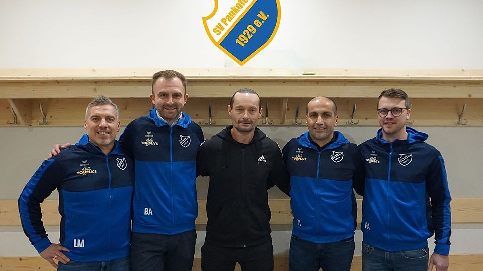 Von links nach rechts: Max Lang, Vorstand Alexander Bunke, Martin Oslislo und die sportlichen Leiter Yusuf Yüce und Andreas Plankl