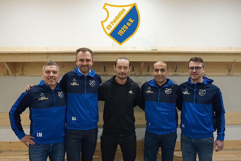 Von links nach rechts: Max Lang, Vorstand Alexander Bunke, Martin Oslislo und die sportlichen Leiter Yusuf Yüce und Andreas Plankl