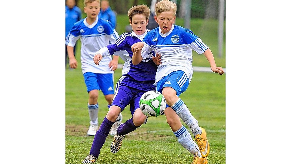 Kampf um die Tabellenspitze: Lukas Haiduk (links) von den D-Junioren des VfR und Leon Tonder (SSC Hagen Ahrensburg) im intensiven Zweikampf. Foto: Sell