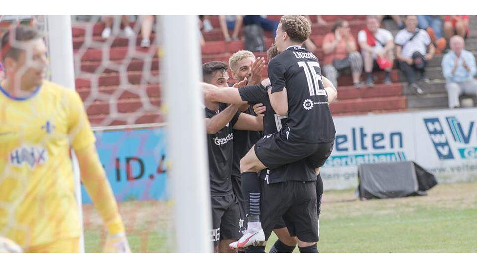  Da ist die Freude groß: Hessenligist FC Gießen gewinnt im Testspiel gegen den Bundesliga-Aufsteiger SV Darmstadt 98 mit 2:0. (© Harald Friedrich) 