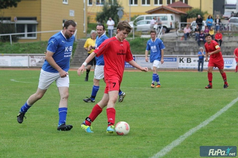 Bastian Krämer (am Ball) war mit seinen zwei Toren entscheidend am Rötzer Auswärtserfolg beteiligt Foto: Thomas Mühlbauer