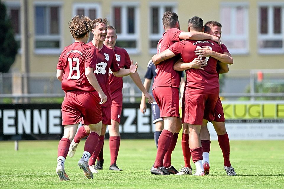Jubelnde Mösler: Durch einen spektakulären Treffer von David Ibraimovic (vorne rechts) feierte der SV Klingsmoos im ersten Heimspiel der Saison einen 1:0-Sieg gegen den BC Aichach.